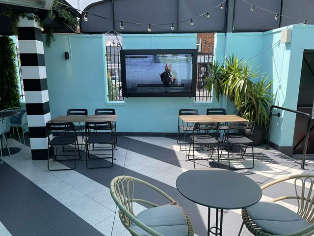 65inch Outdoor Wall Mounted Digital Signage For Bar in Ireland
